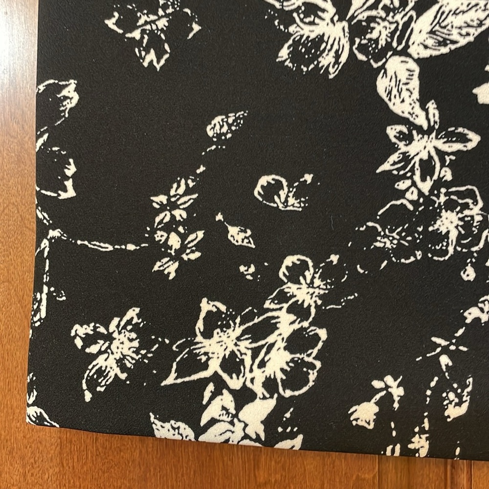 Philosophy Black and White Floral Pencil Skirt Elegant Office, size 2 - Picture 3 of 9